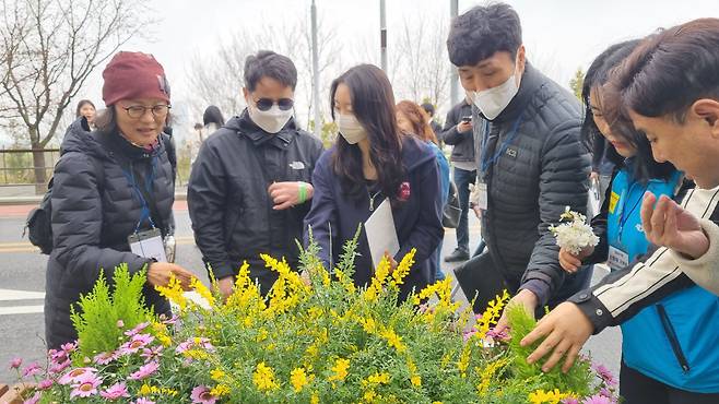 29일 오후 시각장애인들이 서울 영등포구 여의도에서 열린 '마음으로 걷는 봄꽃 산책' 프로그램에 참가하고 있는 모습. /장윤 기자