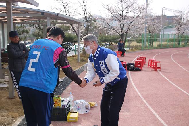 민형배 민주당 후보가 31일 광주 남부대 축구장에서 축구 동호인들에게 인사를 건네고 있다./김민기 기자