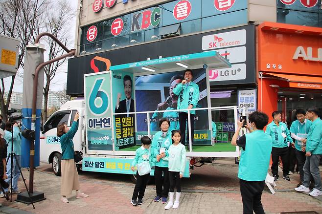 이낙연 새로운미래 광산을 후보가 31일 광주광역시 광산구의 한 사거리에서 트럭 유세를 하고 있다./김민기 기자