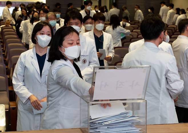 지난 25일 오전 서울 고려대학교 안암병원에서 열린 ‘고려대학교 의료원 교수 총회’에서 교수들이 사직서를 제출하고 있다./연합뉴스