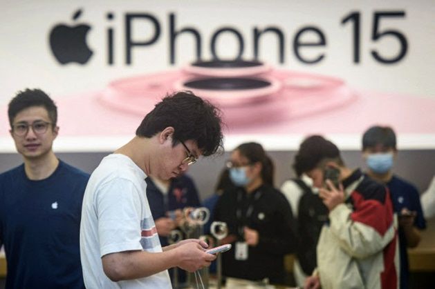 지난해 9월 22일 중국 저장성 항저우의 한 애플 매장에서 고객들이 새로 출시된 아이폰 15 스마트폰을 들여다보고 있다. ⓒ AFP/연합뉴스