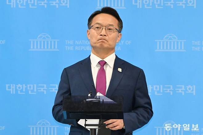 국민의힘 조해진 국회의원(경남 김해시을 출마)이 31일 국회 소통관에서 윤석열 대통령이 국민을 실망시킨 것에 사과해야 한다는 내용의 기자회견을 하고 있다. 송은석 기자 silverstone@donga.com