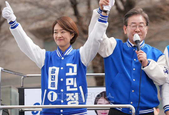 이재명(오른쪽) 더불어민주당 대표와 고민정 서울 광진을 후보. <디지털타임스 DB>