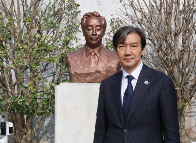 조국 조국혁신당 대표가 31일 경남 거제시 김영삼 전 대통령 생가에서 기념촬영에 응하고 있다. 연합뉴스