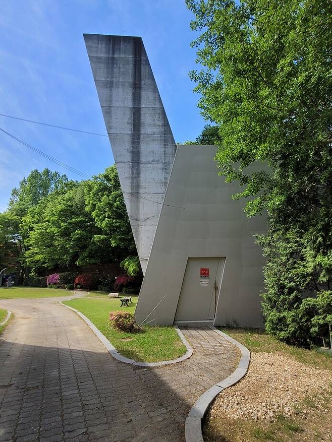 발자크상이 전시된 공간인 ‘노래하는 탑’. 2002년 건축가 이영범이 보수를 받지 않고 설계해 올린 높이 27m짜리 건축물이다. 노형석 기자