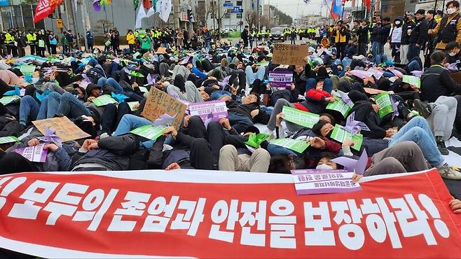 ‘정의로운 전환을 위한 충남노동자 행진’ 참가자들이 지난 30일 충남 태안터미널 인근에서 계획 없는 석탄발전소 폐쇄 시 노동자 생존권 위협과 지역 소멸을 의미하는 내용의 퍼포먼스를 하고 있다.