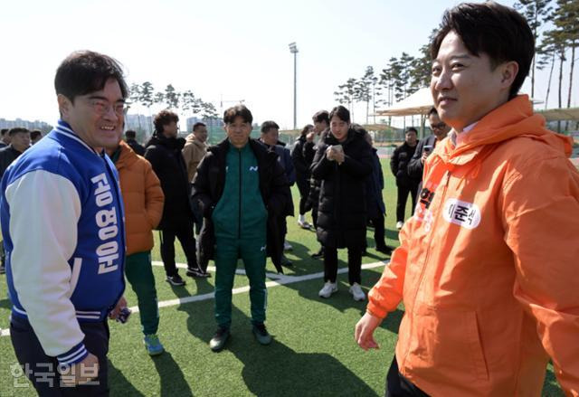 경기 화성을에서 맞붙는 공영운(왼쪽) 더불어민주당 후보와 이준석 개혁신당 후보가 지난 10일 경기 화성시 인근에서 열린 조기축구회 안전기원제에 참석해 악수를 하고 있다. 서재훈 기자