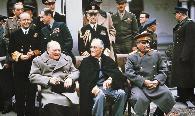 1945년 2월 9일 얄타회담 기념사진. 앉은 사람 왼쪽부터 영국 총리 윈스턴 처칠, 미국 대통령 프랭클린 루스벨트 그리고 소련 이오시프 스탈린 인민위원장./사진=미 정부 문서보관소