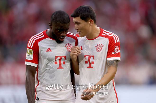 최근 출전 시간이 크게 줄어 든 다요 우파메카노와 김민재. 스포츠 매체 디 애슬레틱은 뮌헨의 선수단 개편에 대해 주장하면서, 현재의 수비진을 모두 지킬 것인지 지켜봐야 한다고 주장했다. 사진=게티이미지