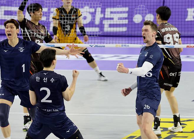 2023-2024 프로배구 V리그 남자부 대한항공과 OK저축은행의 챔피언결정전 2차전 경기가 31일 오후 인천 계양체육관에서 열렸다. 3세트 막심이 동점을 만드는 득점을 올리고 포효하고 있다. 인천=김민규 기자 