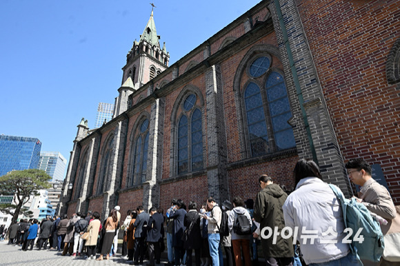 31일 부활절을 맞아 서울 중구 명동성당에서 열린 '주님 부활대축일 낮미사'를 드리기 위해 신자들이 입장하고 있다. [사진=사진공동취재단]