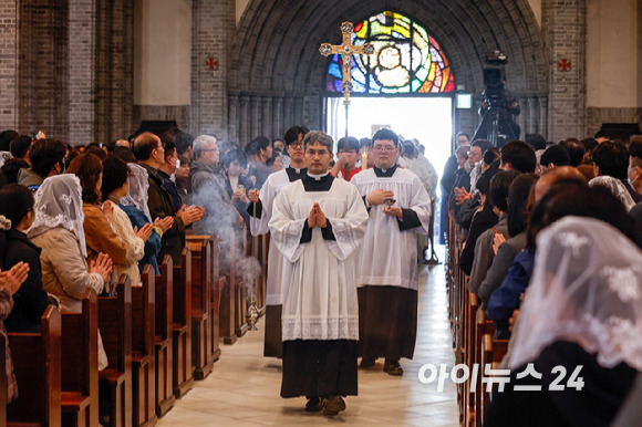 31일 부활절을 맞아 서울 중구 명동성당에서 '주님 부활대축일 낮미사'가 거행되고 있다. [사진=사진공동취재단]