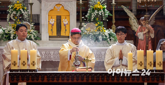 31일 부활절을 맞아 서울 중구 명동성당에서 열린 '주님 부활대축일 낮미사'에서 정순택 대주교가 미사를 집전하고 있다. [사진=사진공동취재단]