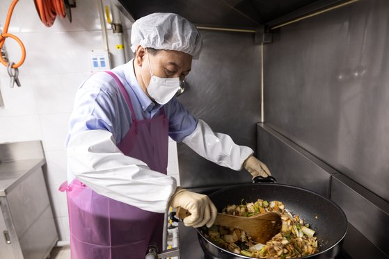 지난 27일 윤석열 대통령이 서울 명동성당의 무료 급식소인 명동밥집에서 돈육김치찌개를 조리하는 모습. 사진 대통령실