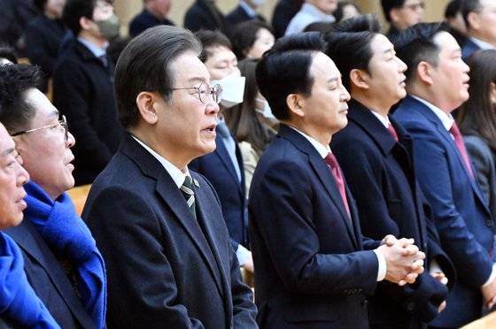 제22대 총선 인천 계양을에 출마한 더불어민주당 이재명 대표와 국민의힘 원희룡 계양을 후보가 31일 인천 계양구 가나안교회에서 열린 부활절 예배에서 찬송가를 부르고 있다. 연합뉴스