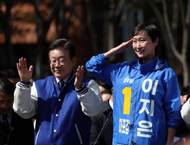 이재명 더불어민주당 대표와 함께 마포갑 유세에 나선 이지은 민주당 후보가 거수경례를 하고 있다. 이지은 후보 측 제공