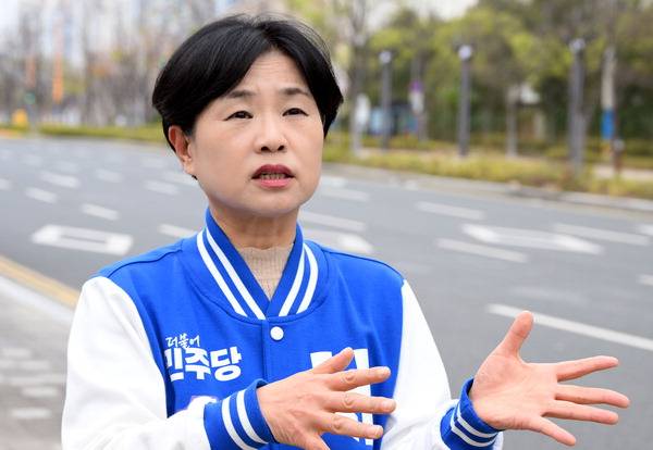 더불어민주당 부산시당 서은숙 총괄선거대책위원장은 “선거운동 마지막 날까지 겸손한 자세로 임해 이번 총선에서 부산 민주당 목표 의석수인 9석을 확보하겠다”고 밝혔다.  김동하 기자