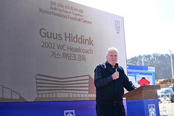 Guus Hiddink speaks during a visit to the Korea National Football Centre, currently under construction, in Cheonan, South Chungcheong on Sunday. The Dutch manager led the Korean national team to the semifinals of the 2002 World Cup for the first time in history. [KOREA FOOTBALL ASSOCIATION]