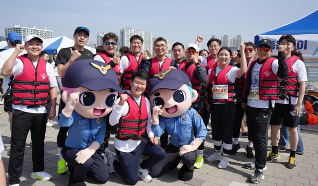 31일 경남 창원시 마산합포구 3·15해양누리공원에서 열린 '3·15마라톤대회'에 참가한 창원해경 직원들이 단체 기념 촬영을 하고 있다. 창원해경 제공