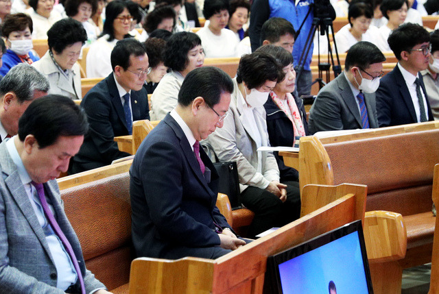 김영록 전남도지사가 31일 목포시 새목포제일교회에서 열린 ‘목포기독교교회연합회 부활절 연합예배’에 참석, 예배 기도를 올리고 있다. 전남도 제공