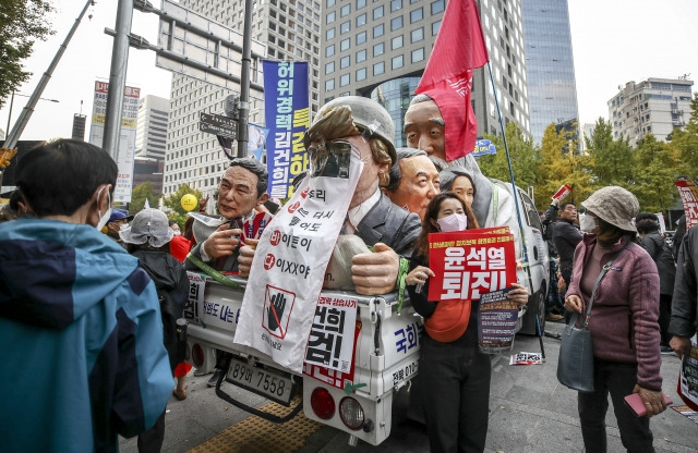 촛불중고생시민연대 소속 중고등학생들이 지난 2022년 10월 22일 서울 중구 태평로에서 열린 촛불행동 김건희 특검 윤석열 퇴진 11차 전국집중 촛불대행진에서 그해 11월 5일 예정된 제1차 윤석열퇴진 중고등학생 촛불집회 후원모집을 하고 있는 모습. 뉴시스