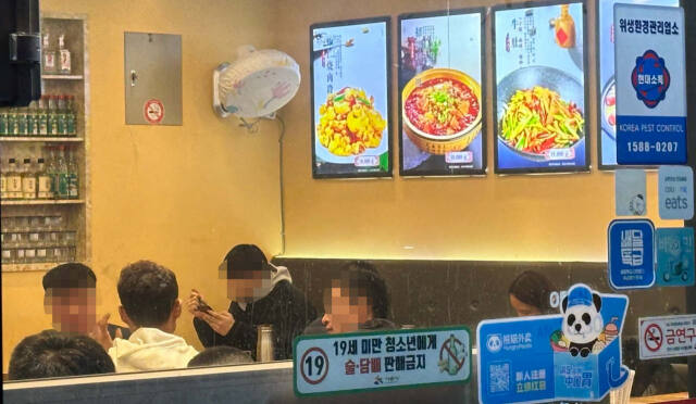 시흥 정왕동의 한 중국 식당에서 손님들이 음식을 먹으며 이야기를 나누고 있다. 오종민기자