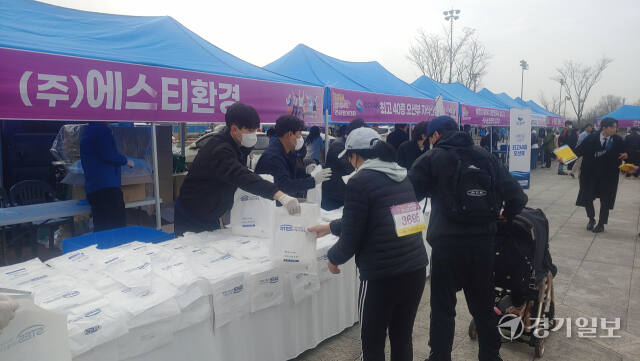 방역업체인 ㈜에스티환경이 참가자들에게 마스크를 나눠주고 있다. 김도균기자