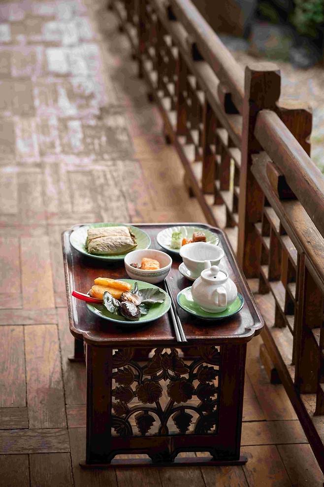 정관스님의 사찰음식 식사 메뉴로 나온 연잎밥, 표고버섯조청조림, 된장무전, 배추김치. 한식진흥원