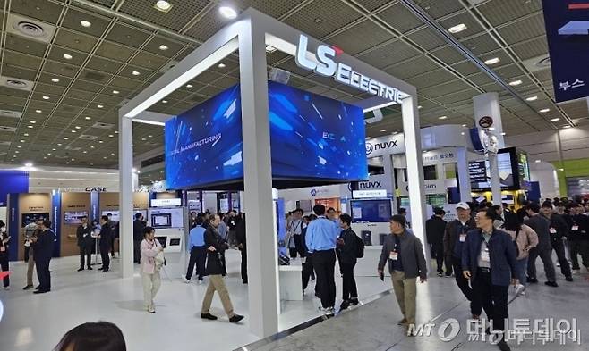29일 오전 서울 삼성동 코엑스 스마트 공장·자동화 전시전에 마련된 LS일렉트릭 부스를 방문한 관람객들. / 사진 = 오진영 기자