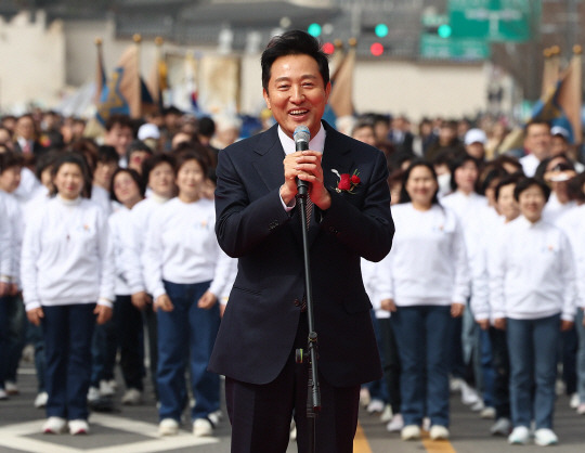 지난 30일 오세훈 서울시장이 서울 광화문광장에서 열린 2024 한국교회 부활절 퍼레이드에 참석해 축사를 하고 있다. 연합뉴스