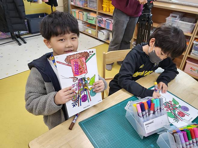 삼영초등학교 1학년 최지우 군이 색칠 놀이 늘봄학교 프로그램에 참여하고 있다. 박혜원 기자