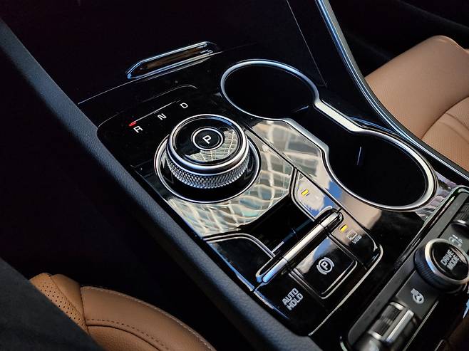 LPG업계가 현재 시범사업을 진행하고 있는 K5 LPG 하이브리드 차량 1열 조작버튼. 김성우 기자