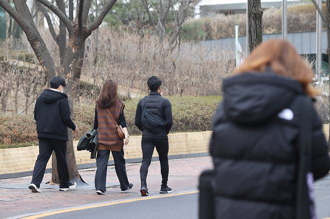 서울 중구 덕수궁 돌담길에서 시민이 겉옷을 벗어들고 있다. [연합]