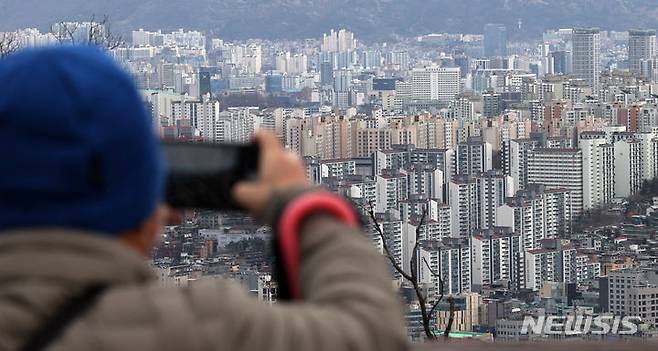 [서울=뉴시스] 홍효식 기자 = 출산 가구 지원 방안을 위한 새로운 청약제도가 시행된 25일 서울 중구 남산에서 바라본 도심 아파트 모습. 국토교통부는 '주택공급에 관한 규칙' 및 '공공주택 특별법 시행규칙' 개정안을 오늘부터 본격 시행한다고 밝혔다. 개편되는 청약제도는 신생아 특별공급 신설, 부부 중복 청약 허용, 다자녀 특별공급 기준 2자녀 완화 등이다. 2024.03.25. yesphoto@newsis.com