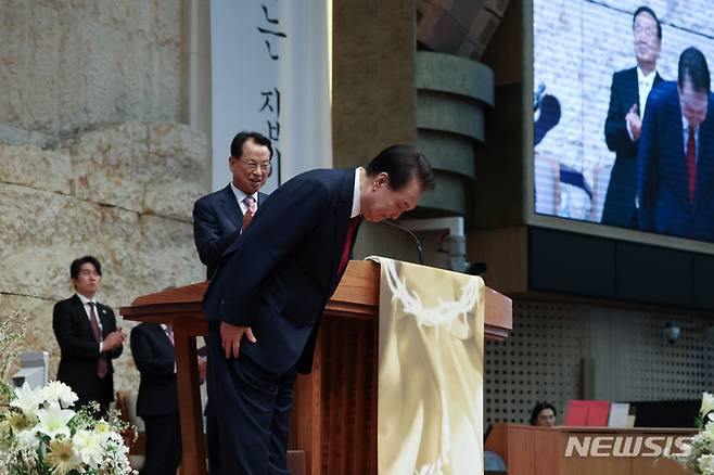 [서울=뉴시스] 조수정 기자 = 윤석열 대통령이 부활절인 31일 서울 강동구 소재 명성교회에서 열린 '2024 한국교회부활절연합예배'에서 김삼환 명성교회 원로목사의 소개에 참석 신도들을 향해 인사하고 있다. (대통령실통신사진기자단) 2024.03.31. chocrystal@newsis.com