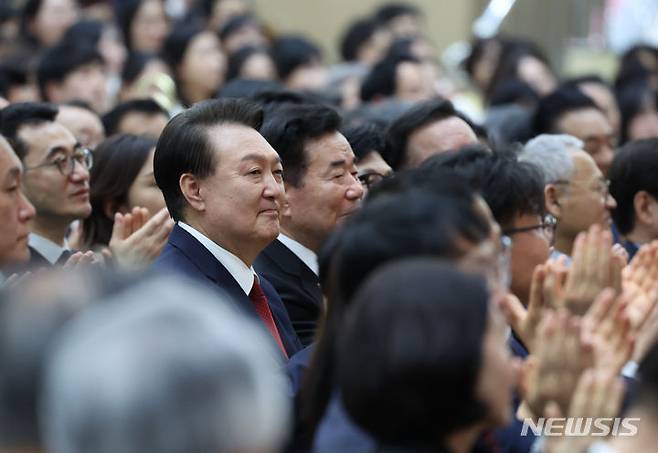 [서울=뉴시스] 조수정 기자 = 윤석열 대통령이 부활절인 31일 서울 강동구 소재 명성교회에서 열린 '2024 한국교회부활절연합예배'에 참석하고 있다. (대통령실통신사진기자단) 2024.03.31. chocrystal@newsis.com