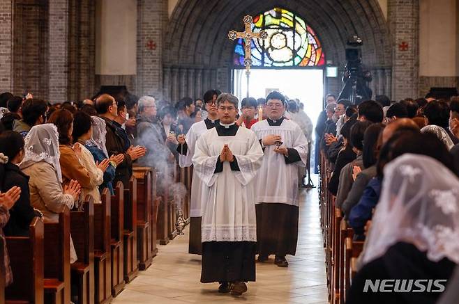 [서울=뉴시스] 사진공동취재단= 정순택 대주교가 31일 오후 서울 중구 명동성당에서 열린 '주님 부활대축일 낮미사'에서 미사를 집전하고 있다. 2024.03.31. photo@newsis.com