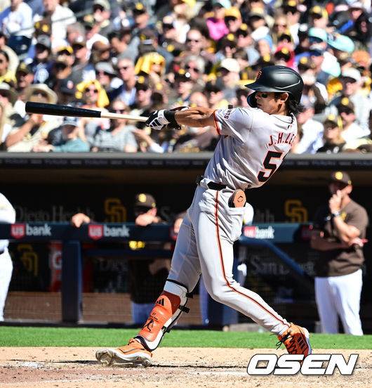 [OSEN=펫코파크(샌디에이고 미국 캘리포니아주), 지형준 기자] 샌프란시스코 자이언츠 이정후(26)가 메이저리그 데뷔전에서 안타를 때려냈다. 샌프란시스코는 시즌 개막전에서 아쉽게 경기를 내줬다.샌프란시스코는 29일(한국 시간) 미국 캘리포니아주 샌디에이고 펫코 파크에서 열린 2024시즌 메이저리그 샌디에이고 파드리스와의 경기에서 4-6 역전패를 당했다.&nbsp;이정후는 이날 메이저리그 데뷔에 성공했다. 데뷔전 성적은 4타수 1안타 1타점를 기록했다. 데뷔전에서 안타와 타점을 모두 기록했지만 팀 승리로 연결되지는 않았다.&nbsp;마이클 콘포토는 4타수 3안타 1홈런 1타점 3득점, 닉 아메드는 3타수 2안타 2타점으로 활약했지만 팀 패배를 막지 못했다.김하성은 3타수 1안타 1득점 1볼넷 1도루를 기록하며 시즌 첫 안타를 신고했다.&nbsp;7회초 1사 2,3루 샌프란시스코 이정후가 역전 1타점 희생플라이를 날리고 있다. 2024.03.29 /jpnews@osen.co.kr