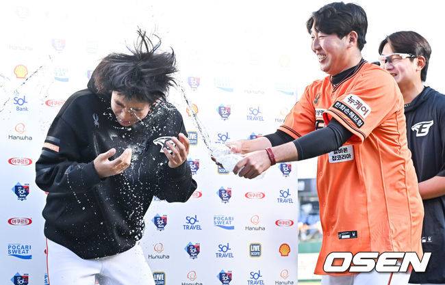 [OSEN=대전, 박준형 기자] 프로야구 한화 이글스가 전체 1순위 신인 투수 황준서의 데뷔전 승리 호투에 힘입어 7연승을 질주했다. 개막 8경기 7승1패는 1992년 이후 32년 만으로 구단 역대 최고의 스타트다.&nbsp;한화는 31일 대전 한화생명이글스파크에서 열린 2024 신한 SOL Bank KBO리그 KT 위즈와의 홈경기를 14-3&nbsp;대승으로 장식했다. 투타에서 단독 1위다운 압도적인 경기력으로 KT를 스윕했다.&nbsp;구단 최초로 홈 개막 3연전 매진(1만2000명)을 이룬 팬들의 성원에 한화는 7연승으로 보답했다.경기종료 후 프로데뷔 첫승 거둔 한화 황준서가 박상원의 축하 물세례를 받고 있다.  2024.03.31 / soul1014@osen.co.kr