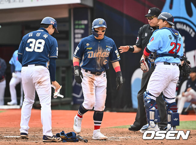 [OSEN=부산, 이석우 기자] 31일 부산 사직구장에서 2024 신한 SOL 뱅크 KBO 리그 롯데 자이언츠와 NC 다이노스의 경기가 열렸다. NC 다이노스 손아섭이 4회초 2사 만루 김성욱의 밀어내기 볼넷 때 득점을 올리고 있다. 2024.03.31 / foto0307@osen.co.kr