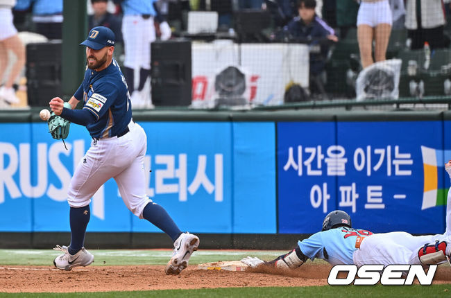 [OSEN=부산, 이석우 기자] 31일 부산 사직구장에서 2024 신한 SOL 뱅크 KBO 리그 롯데 자이언츠와 NC 다이노스의 경기가 열렸다. 롯데 자이언츠 레이예스가 6회말 1사 1루 땅볼을 치고 NC 다이노스 카스타노가 볼 놓치는 사이 슬라이딩으로 세이프되고 있다. 2024.03.31 / foto0307@osen.co.kr