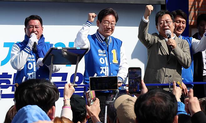 더불어민주당 이재명 대표(가운데)가 31일 인천 계양구 서운동성당 앞에서 배우 이기영씨(오른쪽)와 함께 선거유세 무대에 올라 지지를 호소하고 있다. 인천=뉴시스