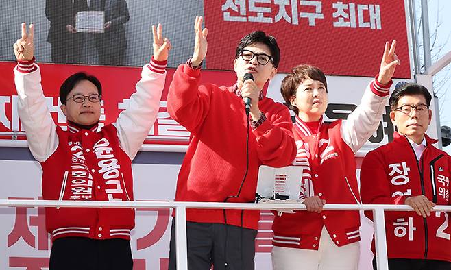 국민의힘 한동훈 비상대책위원장이 31일 경기 성남 분당구 오리역광장에서 지원 유세를 하고 있다. 왼쪽부터 중원 윤용근 후보, 한 위원장, 분당을 김은혜 후보. 성남=서상배 선임기자