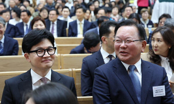 국민의힘 한동훈 비상대책위원장과 더불어민주당 김부겸 상임공동선거대책위원장이 부활절인 31일 서울 강동구 명성교회에서 열린 '2024 한국교회부활절연합예배'에 참석, 대화하고 있다.연합뉴스