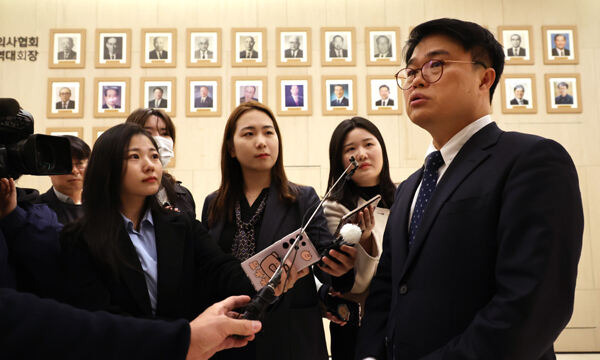 임현택 대한의사협회장이 31일 서울 용산구 의사협회에서 열리는 비대위 회의에 참석 전 기자의 질문에 답하고 있다. 연합뉴스