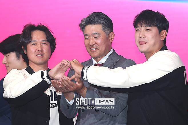 ▲ 최정과 이숭용 감독, 서진용(왼쪽부터)이 미디어데이 때 기념 촬영을 하고 있다. ⓒ곽혜미 기자