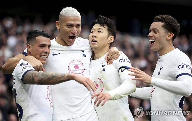 기뻐하는 손흥민과 동료들 [PA via AP=연합뉴스]