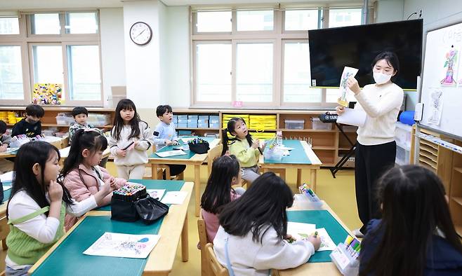 (대구=연합뉴스) 지난 26일 대구 삼영초등학교에서 1학년 학생들이 늘봄교실에 참여해 늘봄 강사의 말을 듣고 있다. [교육부 제공]