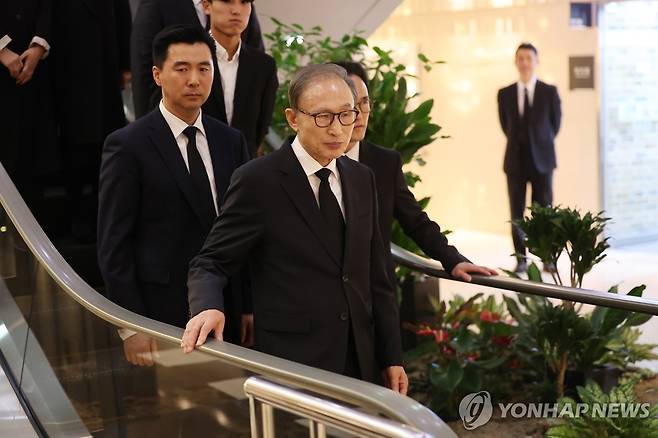 조석래 효성 명예회장 빈소 찾은 이명박 전 대통령 (서울=연합뉴스) 서대연 기자 = 이명박 전 대통령이 31일 오후 서울 서대문구 연세대학교 신촌 세브란스병원 장례식장에 마련된 고 조석래 효성그룹 명예회장의 빈소를 조문하고 있다. 2024.3.31 dwise@yna.co.kr