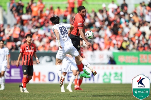 경합하는 서울-강원 선수들 [한국프로축구연맹 제공. 재판매 및 DB금지]